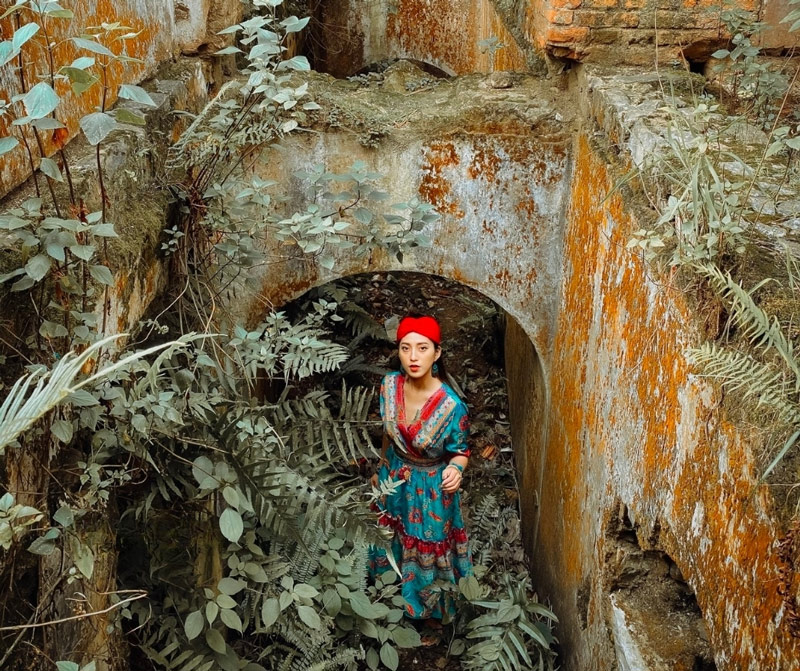 Căn góc chụp từ trên xuống là gợi ý thú vị giúp bạn thỏa sức tạo dáng