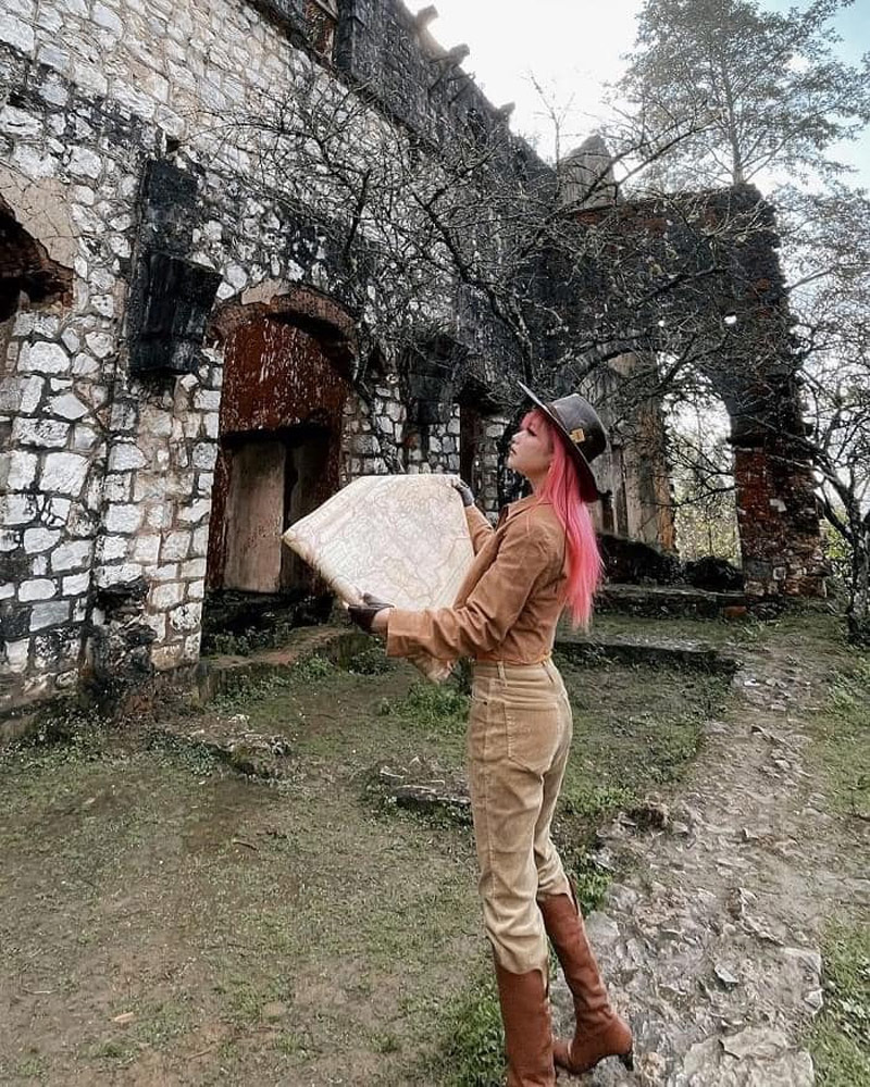 Du khách đừng quên check in tại lối đi phủ đầy cổ xanh khi đến tu viện Tả Phìn