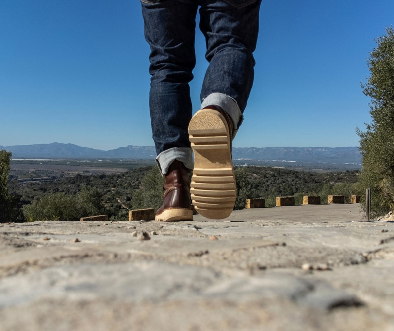 Bạn nên ưu tiên chọn giày thấp hoặc giày thể thao để thuận tiện trong việc di chuyển