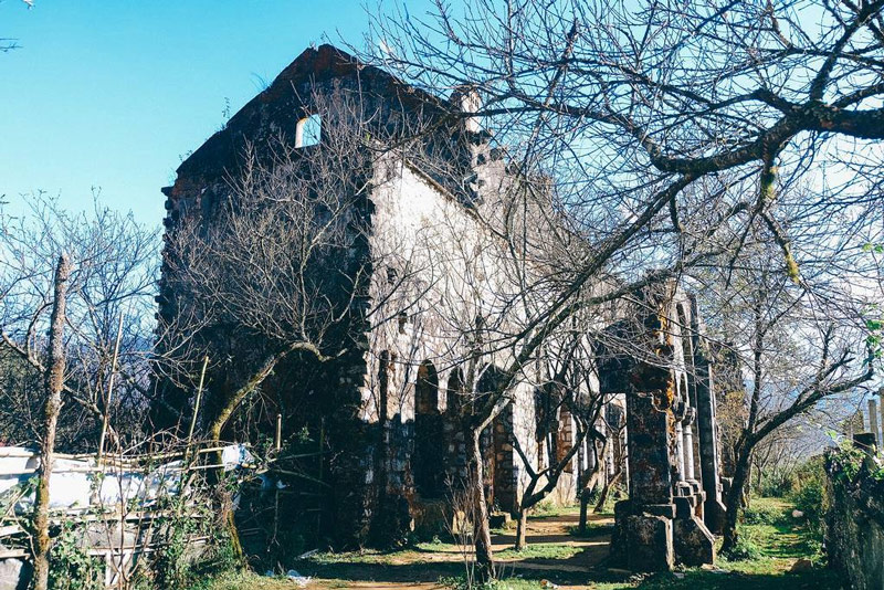 Nên nhờ đồng bào người Dao hướng dẫn đường vào tu viện để không bỏ lỡ bất kỳ địa điểm check-in độc đáo tại tu viện cổ