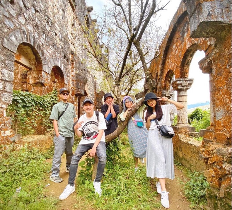 Bức ảnh tại lối đi chính của tu viện Tả Phìn của nhóm du khách