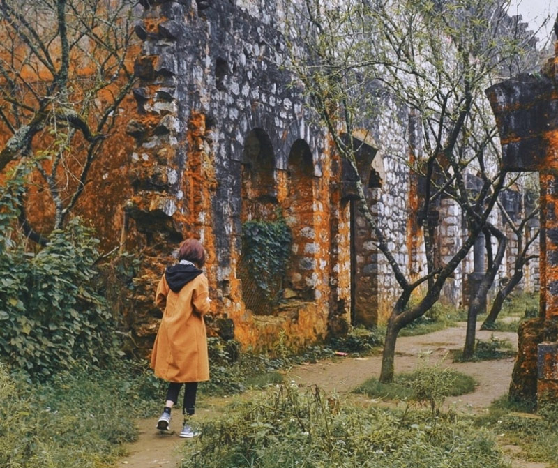 Lối vào tu viện cổ Tả Phìn là điểm check-in yêu thích của các bạn trẻ