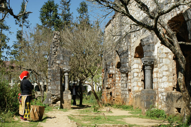 Du khách có thể nhờ đồng bào người Dao hướng dẫn đường vào tu viện để tránh bị lạc