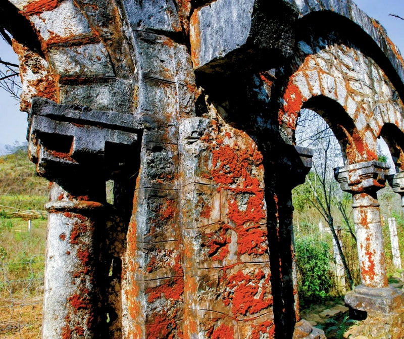 Những mái vòm cũ nhuốm màu rêu phong, cổ kính