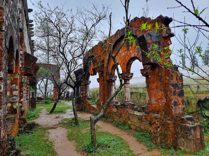 Những vòm cửa cũ đã phủ một lớp rêu cam đất