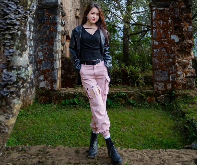 Du khách nữ check in tại tu viện cổ ở Sa Pa