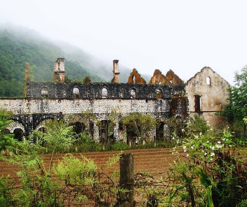 Toàn bộ khung cảnh tu viện cổ