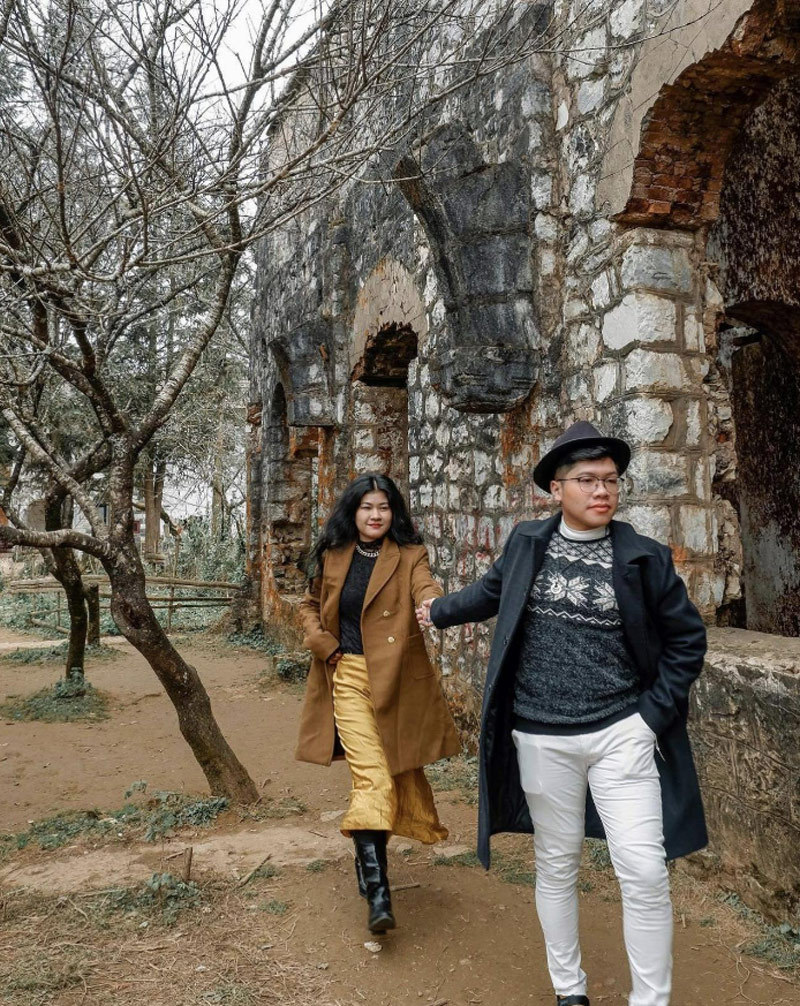 Gợi ý cho cô nàng trang phục check-in tại tu viện cổ Tả Phìn “chuẩn” Vintage với tông màu nâu