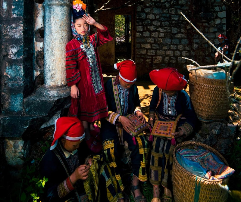 Bạn có thể chọn những bộ trang phục dân tộc Tây Bắc để có những bức ảnh lưu niệm ấn tượng