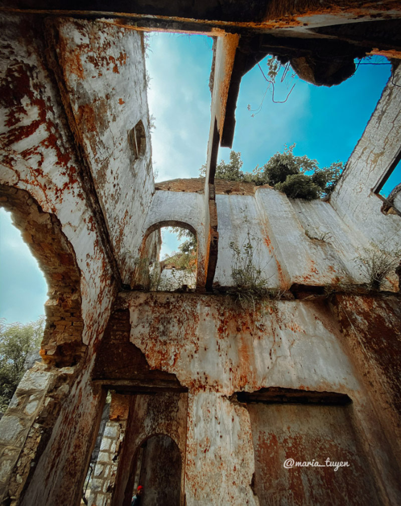 Du khách nên tránh trèo lên các bức tường mục vỡ để đảm bảo an toàn