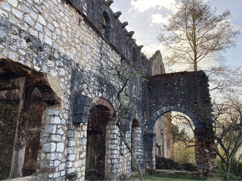 Vẻ đẹp hoang sơ nơi tu viện cổ nằm ẩn mình trong bản làng người Dao đỏ