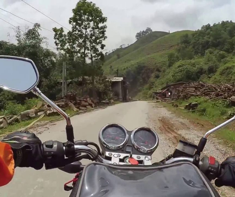 Xe máy là phương tiện được các bạn trẻ lựa chọn khi di chuyển từ thị trấn Sa Pa đến tu viện cổ Tả Phìn