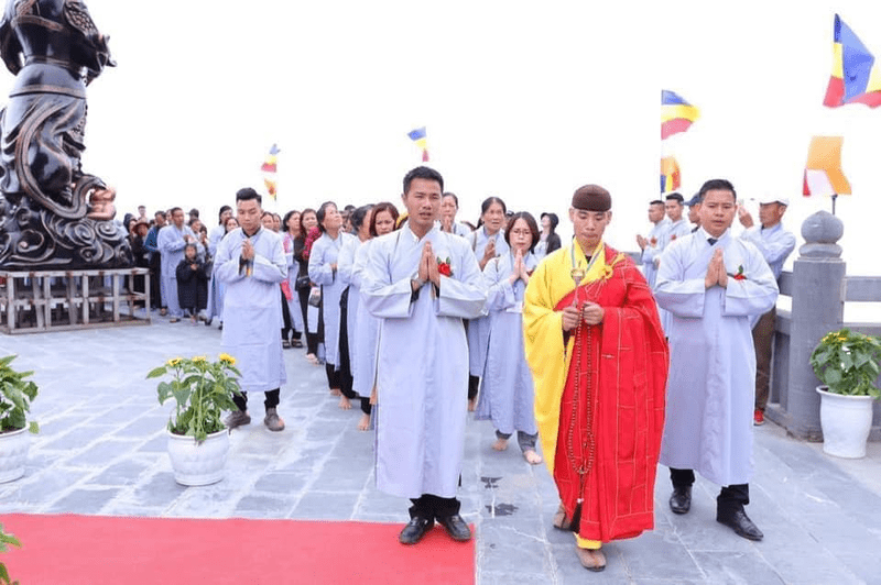 Các chư tăng và Phật tử thực hiện Đại lễ Phật Đản tại khu vực Đại tượng Phật