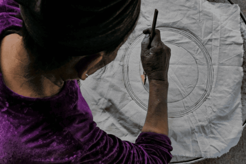 Cận cảnh công đoạn vẽ sáp ong đầy công phu của người H'mông