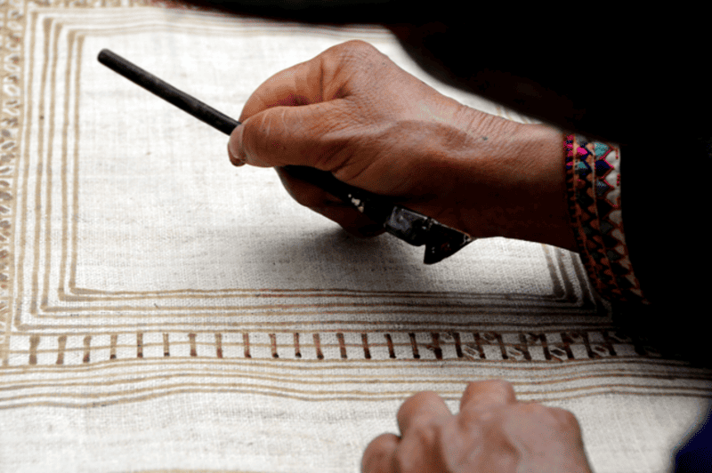 Hoạt động dệt thổ cẩm, nhuộm chàm, vẽ sáp ong… đậm truyền thống