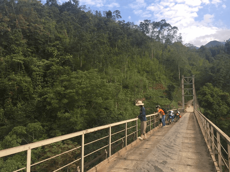 Bạn có thể dừng chân ngắm cảnh và tận hưởng không khí thoáng đãng trên cầu treo Lao Chải San 2