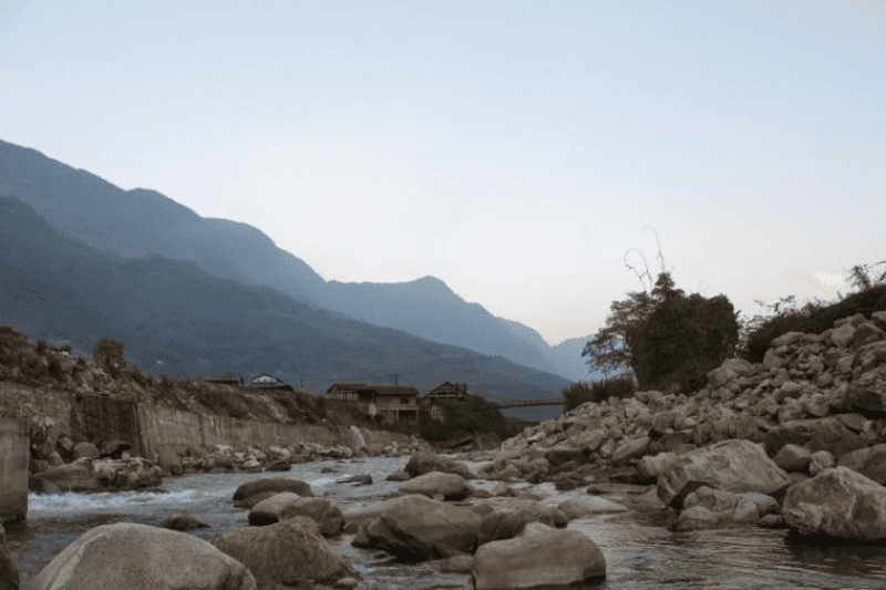 Khung cảnh trời chiều yên bình tại một góc suối Mường Hoa