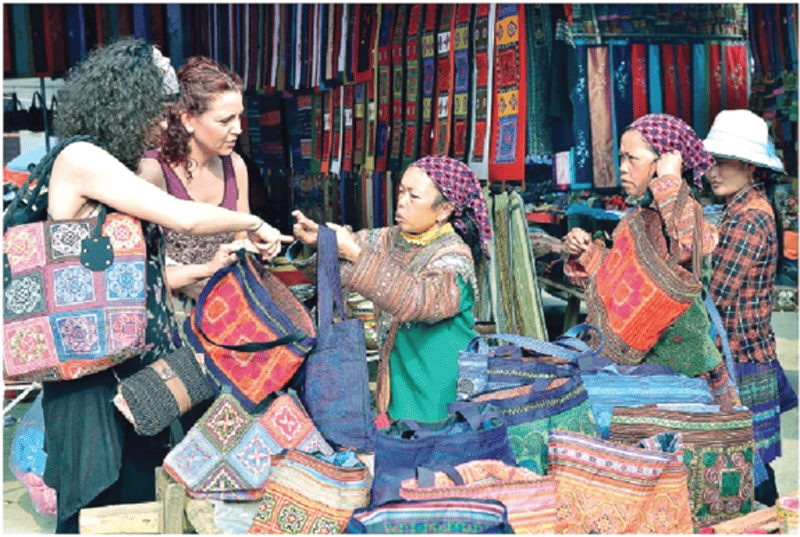 Du khách nước ngoài mua sản phẩm thổ cẩm làm quà lưu niệm