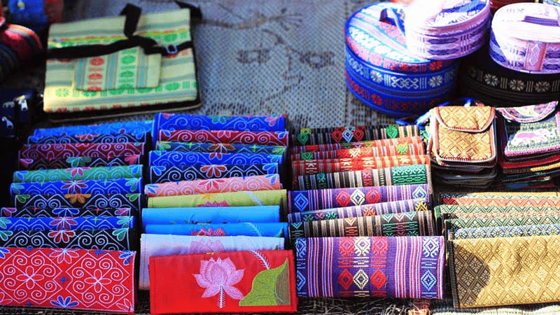 Các mặt hàng được làm từ thổ cẩm với đa dạng chủng loại của người dân bản Ý Linh Hồ Sapa