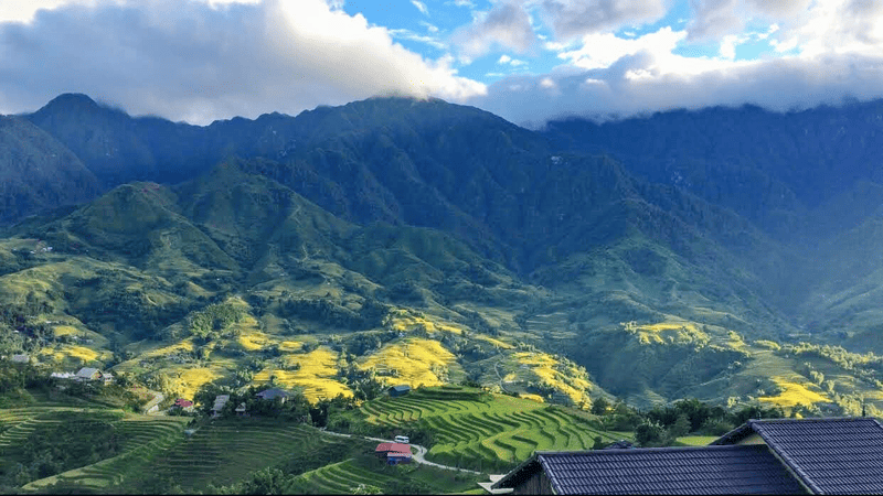 Bản Ý Linh Hồ được “ôm ấp” bởi dãy Hoàng Liên Sơn hùng vĩ