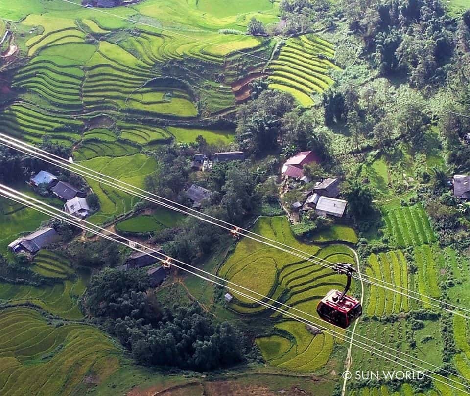 Du khách thỏa sức chiêm ngưỡng thiên nhiên của thung lũng Mường Hoa, dãy núi Hoàng Liên Sơn từ trên cáp treo.