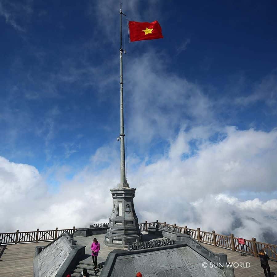 Lá cờ Tổ quốc được cắp trên cột cờ cao nhất Đông Dương kiêu hãnh giữa bao la đất trời.