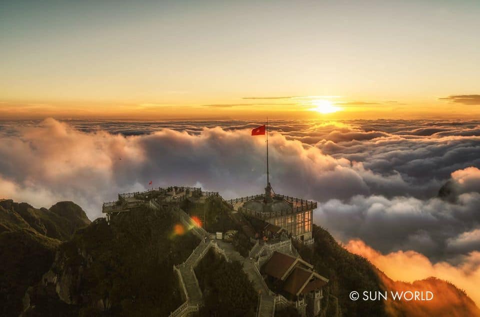 Lá cờ Tổ quốc Việt Nam tung bay trên đỉnh “nóc nhà Đông Dương”