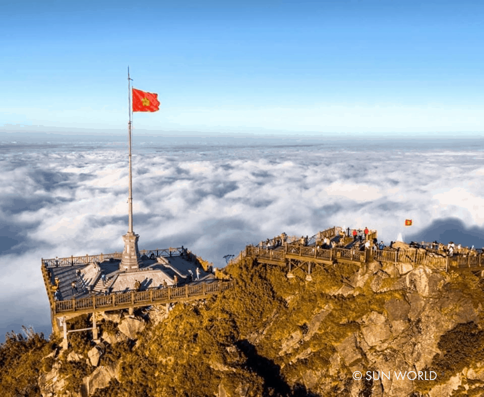 Hình ảnh Tổ Quốc tung bay trên đỉnh Fansipan “ nóc nhà Đông Dương” trở thành niềm tự hào của bao lớp thế hệ người Việt Nam