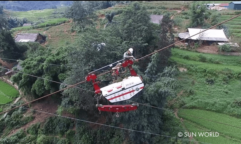 Thời điểm ban đầu, tất cả nguyên vật liệu, trang thiết bị đều được vận chuyển bằng tay trong hoàn cảnh địa hình núi rừng hiểm trở, vô cùng khắc nghiệt