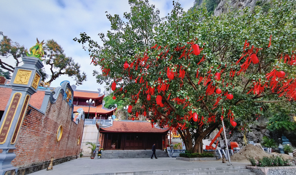 Toàn cảnh đền thờ Đức ông Trần Quốc Nghiễn tại chân núi Bài Thơ
