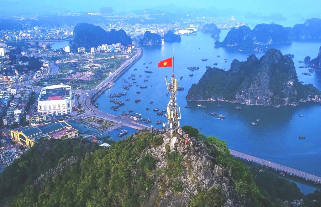 Từ đỉnh núi Bài Thơ phóng tầm mắt ra xa sẽ thấy một Vịnh Hạ Long tuyệt đẹp (Nguồn: baoquangninh.vn)