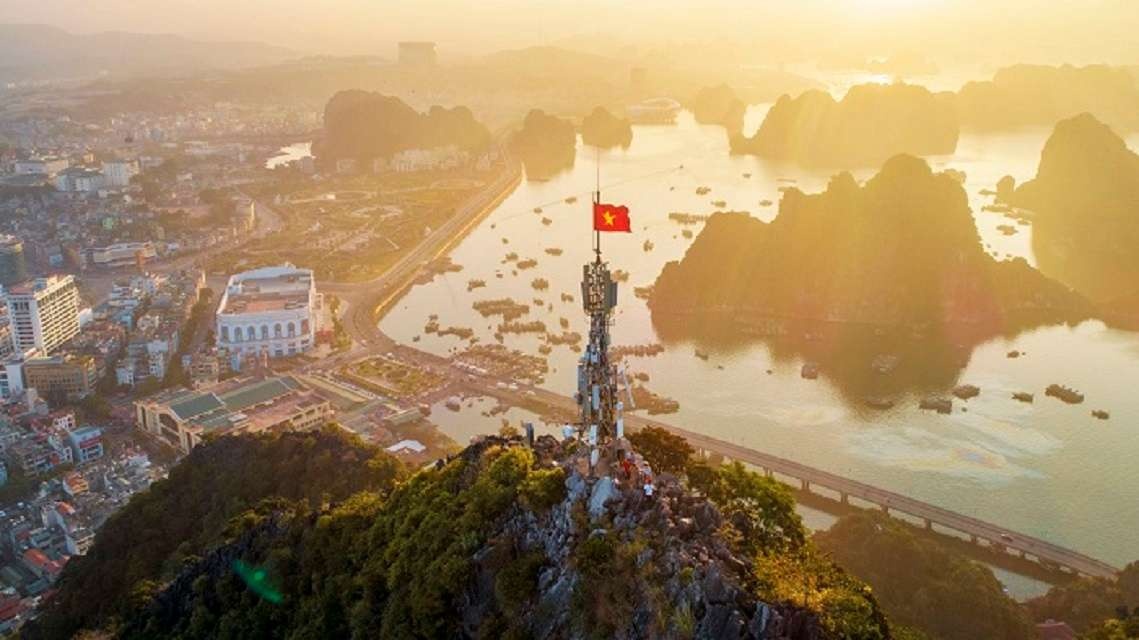 Núi Bài Thơ sừng sững, từng là địa điểm trekking thu hút nhiều du khách khám phá (Nguồn: Báo Quảng Ninh)