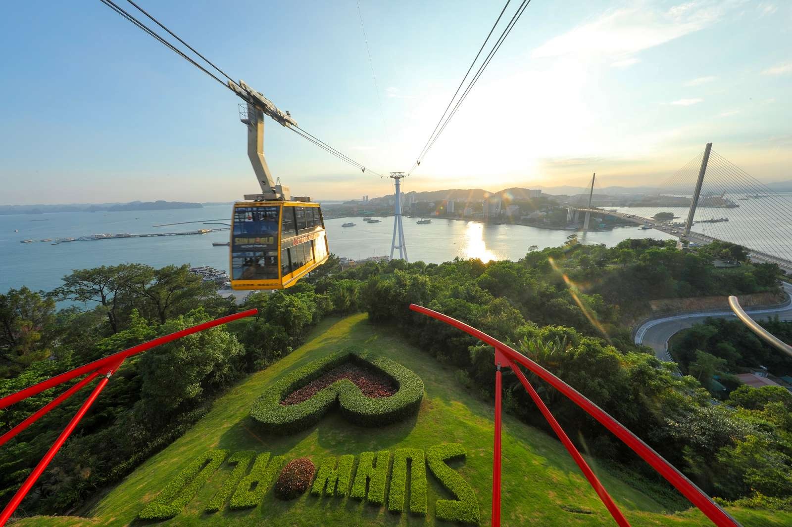 Cáp treo Nữ Hoàng đưa du khách từ khu vực Công viên Rồng & Công viên Nước đến Đồi Mặt Trời