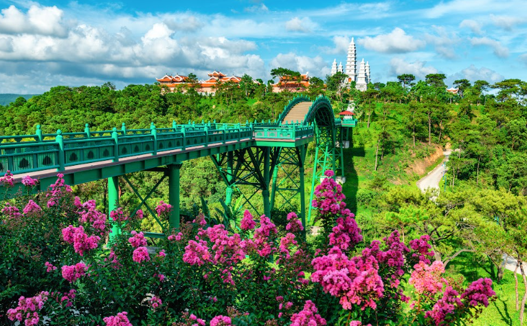 Du khách bước qua cây Cầu May để đến với Bảo Hải Linh Thông Tự