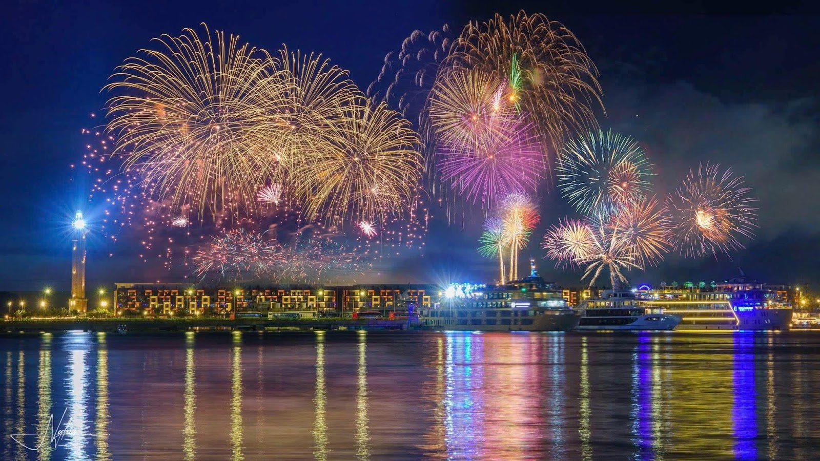 Pháo hoa rực rỡ bên Vịnh