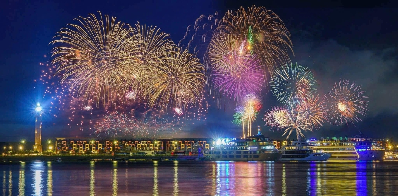 Hè này, pháo hoa sẽ được bắn hàng đêm trên bầu trời Bãi Cháy, hứa hẹn sẽ là một điểm đến cực hot với du khách.