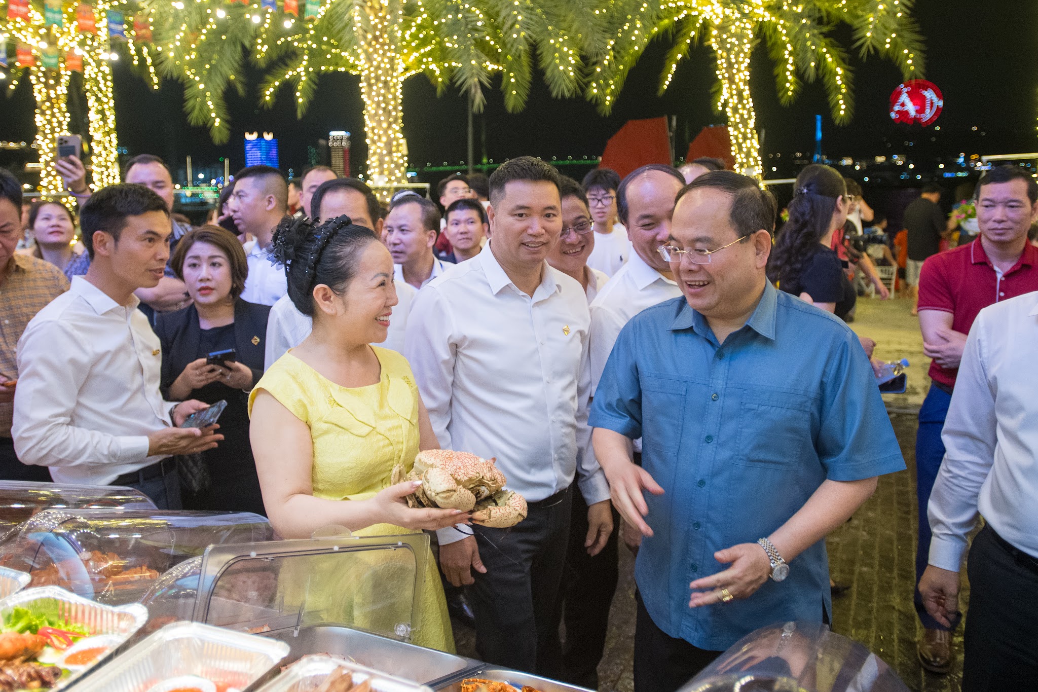 Đồng chí Quản Minh Cường, Ủy viên Trung ương Đảng, Bí thư Tỉnh ủy, Trưởng Đoàn ĐBQH tỉnh cùng các đại biểu tham quan gian hàng