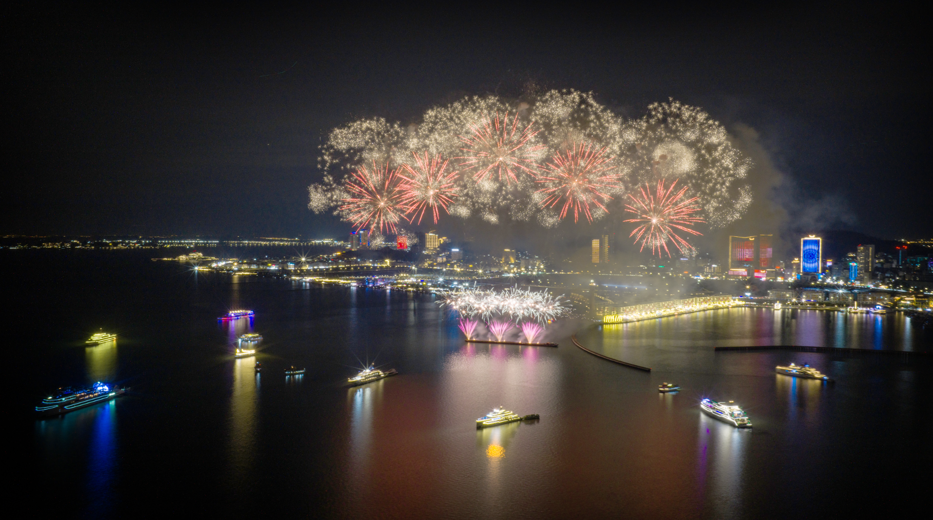 Màn pháo hoa rực rỡ