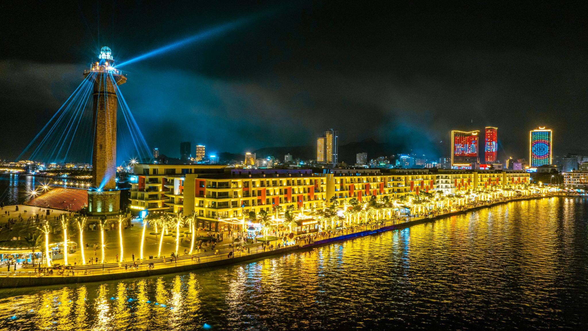Chợ đêm VUI-Fest Ha Long tọa lạc tại Sun Porto Town, Sun Elite City (Khu vực Ngọn Hải Đăng - Đường Kỳ Quan), Bãi Cháy, thu hút hàng chục nghìn khách mỗi ngày.