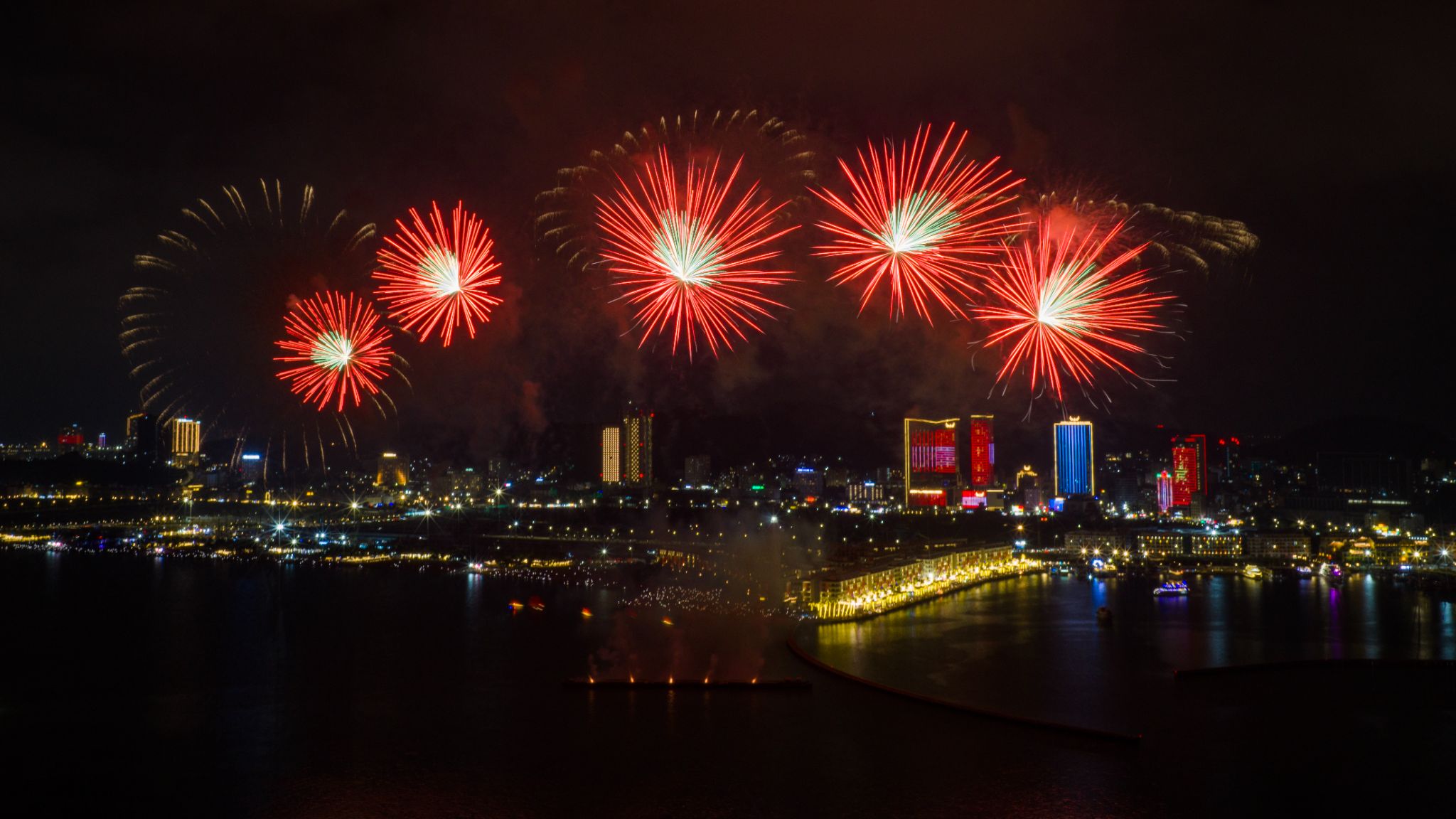 Màn pháo hoa hàng đêm tại chợ đêm VUI-Fest trở thành điểm nhấn quan trọng cho du lịch Hạ Long dịp hè này.