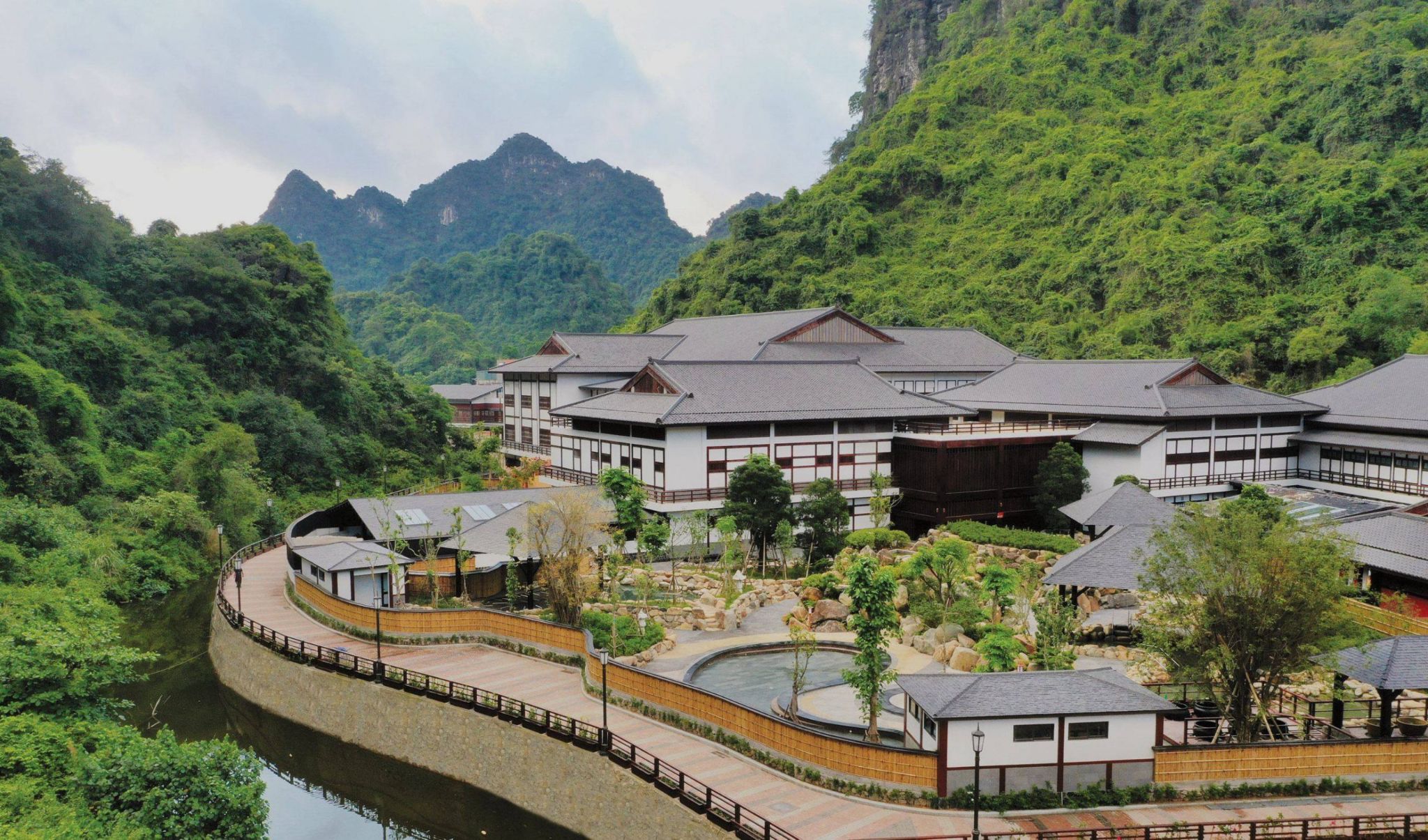 Không gian biệt lập tại Hilton Onsen Quang Hanh được ví như một ngôi làng Nhật Bản thu nhỏ giữa vùng vịnh di sản. Ảnh: Sun Group