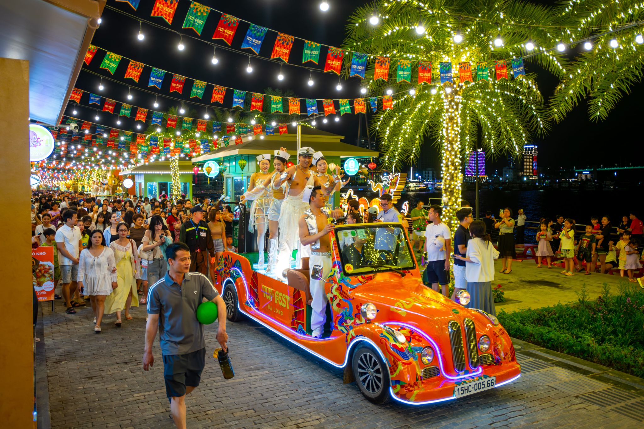 VUI-Fest Ha Long mang đến chuỗi hoạt động giải trí liên tục với DJ show, các màn hoạt náo đường phố và không gian âm nhạc ngoài trời