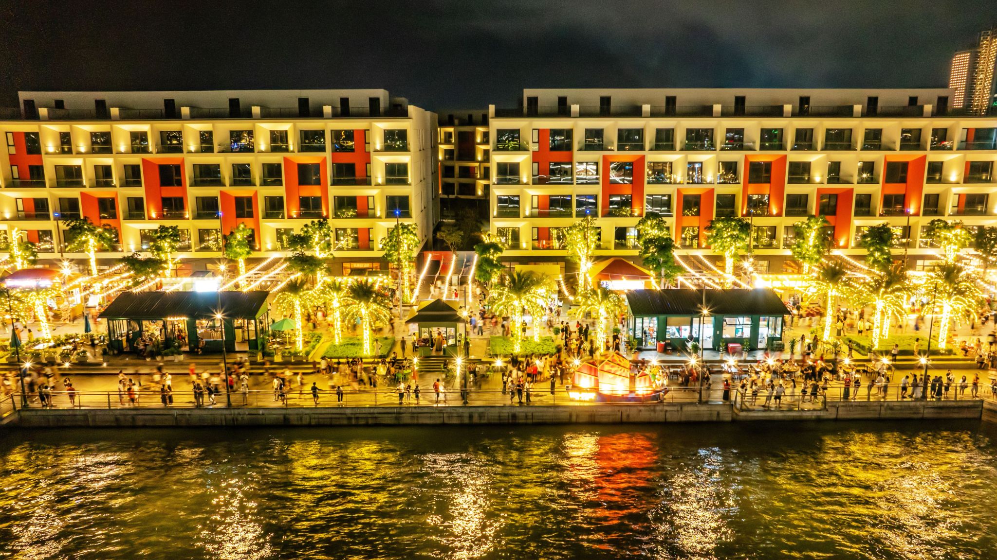 Show diễn bắt đầu từ 21h tại khu chợ đêm VUI-Fest Ha Long.
