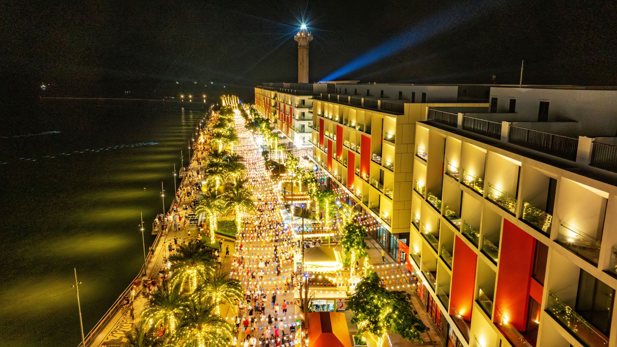 Từ 21h mỗi tối tại khu vực Ngọn Hải Đăng thuộc VUI-Fest Ha Long, show nghệ thuật “Thương cảng phồn hoa”.