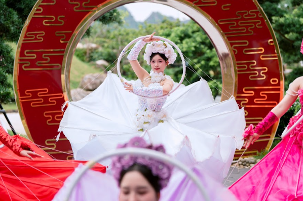 Những minishow đa sắc màu trên Đồi Mặt trời