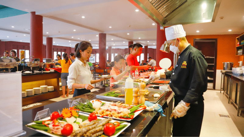 Nhà hàng Dragon’s Food Temple chuyên phục vụ các suất ăn như cơm, bún, phở