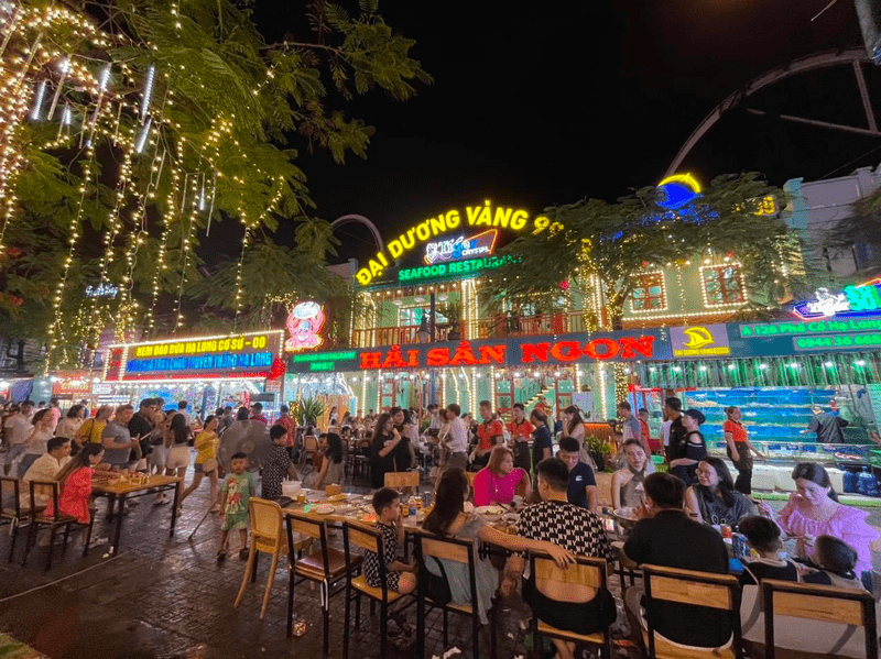 Bạn có thể thưởng thức đa dạng ẩm thực từ Á đến Âu tại phố cổ Bãi Cháy