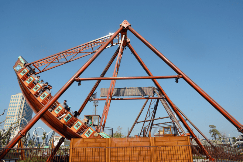 Chênh vênh trong Tàu hải tặc trên không cùng tốc độ rơi tự do nhanh sẽ khiến bạn phải hét lên phấn khích