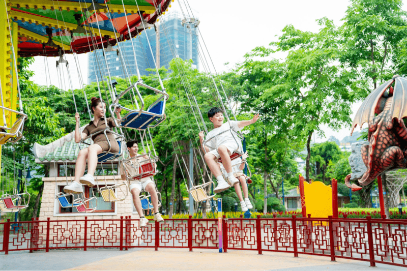 Các bạn nhỏ vô cùng thích thú khi ngồi trên Chiếc ô kỳ diệu