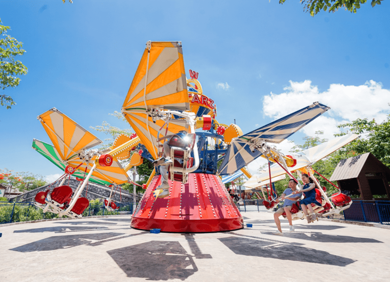 Toàn cảnh những cánh buồm Thằn lằn bay căng mình đón gió – một trong những trò chơi ở Công viên Rồng rất được các bạn trẻ yêu thích (Nguồn: Internet)